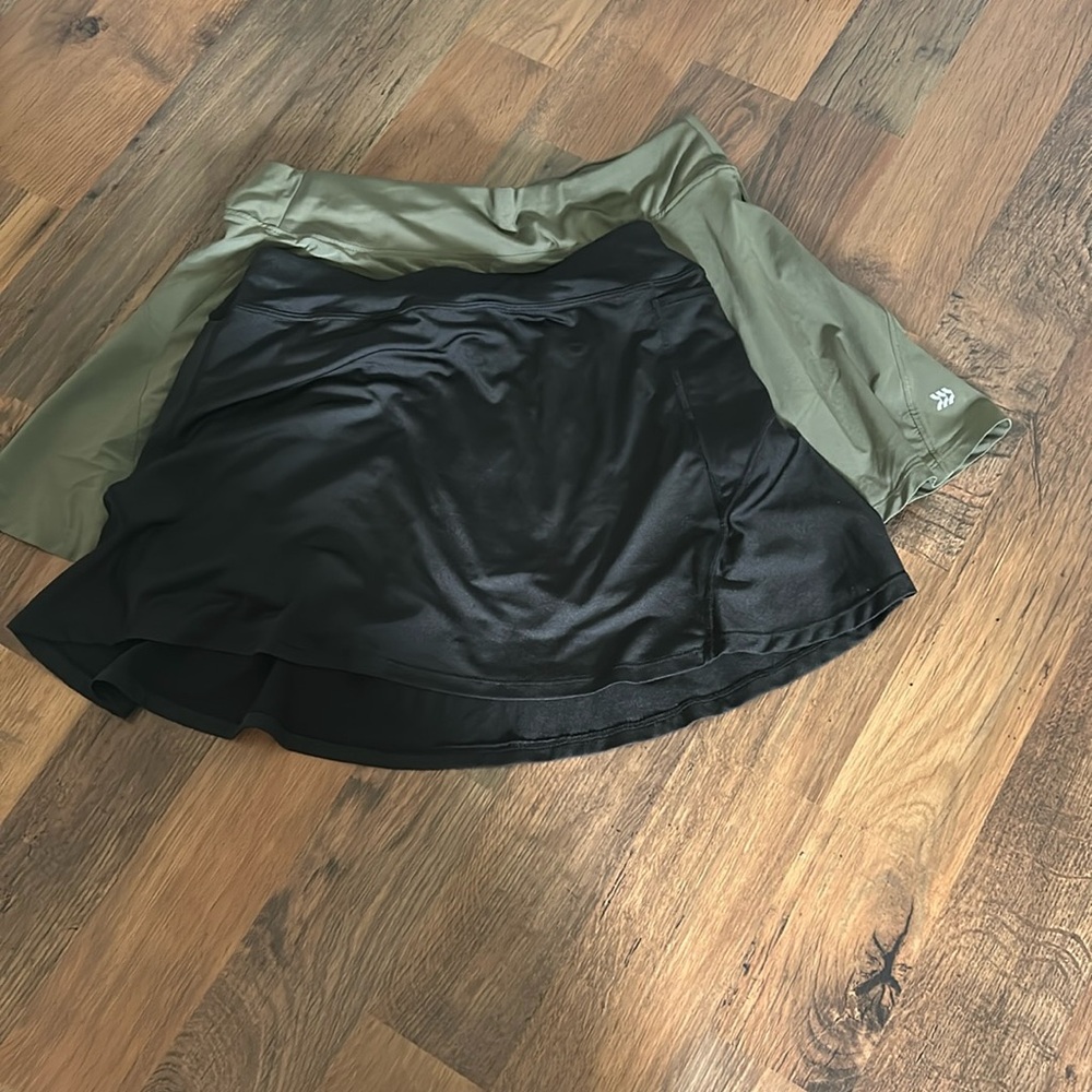 TWO 2️⃣ - Tennis Skirts - with Shorts - L